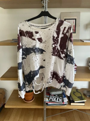 england/uk tröja - suupercool tröja med hål och revor har alla sju dödssynder på nacken hahah, riktigt coolt märke i allmänhet storlek M     avant garde grunge emo y2k swag