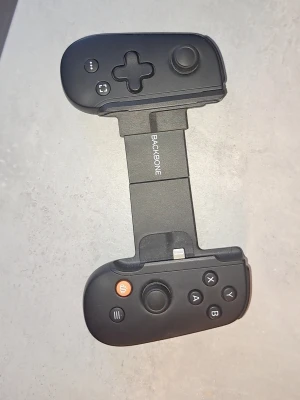 Backbone One Mobile Gaming Controller - Backbone One är en mobil spelkontroll som förvandlar din iPhone till en portabel spelkonsol. Ergonomisk design, responsiva knappar och inbyggd Lightning-kontakt. Kontrollen är i mycket gott skick utan synligt slitage.