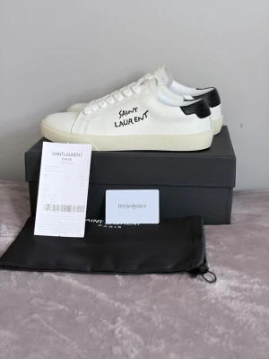 Saint Laurent skor - Tja! Säljer nu de här vita saint Laurent skorna som är helt perfekt till sommaren! De är helt nya och allt OG kommer med i beställning😊hör av er vid minsta fundering så hörs vi! Mvh Quadra Closet (priset är inte hugget i sten)
