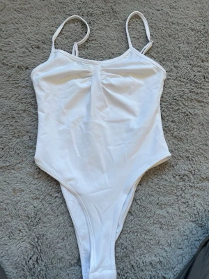 body - säljer denna fina body. minns tyvärr inte vart den är från men den är i storlek xs. den är aldrig använd. man kan justera banden❣️❣️❣️