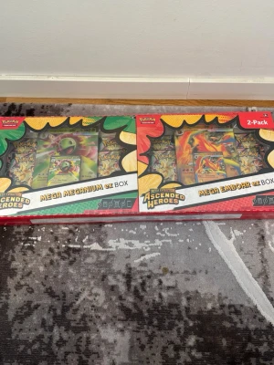 Pokémon Ascended Heroes 2-pack box - Säljer ett Pokémon Ascended Heroes 2-pack med Mega Meganium ex Box och Mega Emboar ex Box.
