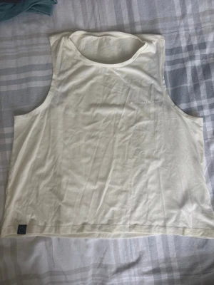 ⚠️2 för 1 ⚠️Vit ärmlös linnetopp från Röhnisch - Snygg vit linnetopp från Röhnisch med minimalistisk design och diskret logga på bröstet. Toppen är ärmlös och har en rund halsringning. Perfekt för träning eller sommarens varma dagar. Tillverkad i ett mjukt och lätt material.