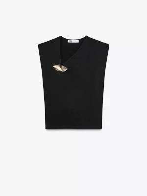 Svart ärmlös linnetopp från Zara - Stilren svart linnetopp från Zara med asymmetrisk halsringning och en unik guldfärgad broschdetalj framtill. Toppen är ärmlös och har en minimalistisk design som känns modern och edgy.