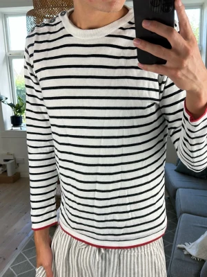 Stickad randig långärmad t-shirt  - Väldigt trendig och extremt snygg! Perfekt nu under sommaren. Mått: A:46 B:43 C:45 D:61 (cm)  Skriv vid fundering😇✌️