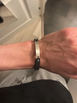 Svart läderarmband med stålplatta - Arock Pontus armband                                                    Helt nytt                                                                              Ny pris 599kr                                                                        Mitt pris 349kr ✅