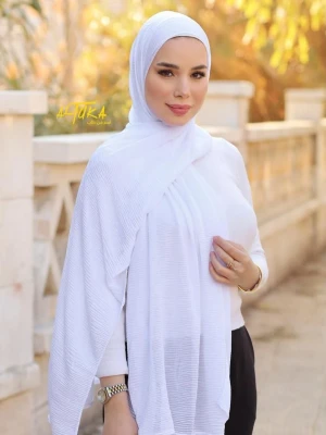 Ljus hijab i vitt och rosa - Säljer två stilrena hijabs i tunnt, lättviktigt tyg. En i klassiskt vitt och en i mjuk ljusrosa. Båda har en rektangulär form och faller snyggt runt axlarna. Perfekta för dig som vill ha en enkel och elegant look. Materialet ser ut att vara mjukt och luftigt. En styck för 100kr