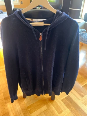 Marinblå Kashmir Zip Hoodie  - Säljer en Marinblå Kashmir Zip Hoodie från Sayless. Storlek S 