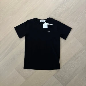 CDG T-Shirt - CDG t-shirt säljes. Ny och oanvänd. Passar storlek XS/S.  Hör gärna av dig om du vill ha fler bilder eller har frågor. Jag skickar inom 24 timmar📦