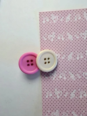 Hårklämma med knappar rosa vit - Handgjort hårklämma med rosa och vit knappar. Finns fler färger på min profil 🍀kommer med gåvor😇