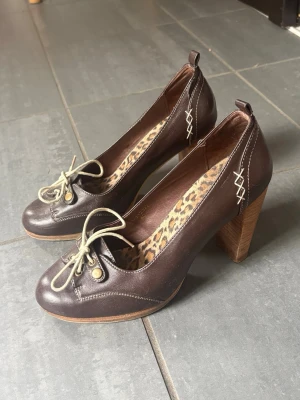 Leopard klackar - Jättefina vintage stil leopard klackar med fina detaljer, säljer pga passar inte mig💞