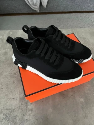 Valentino skor  - Snygga bounce sneakers med dustbag och boxen inkluderad /// helt oanvänt /// st 43 men passar st 44