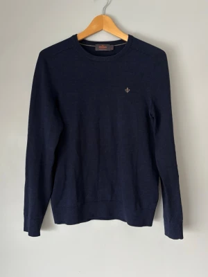 Morris stickad merinoullströja  - Mörkblå stickad tröja från Morris i 100% merinoull | Storlek S | Mycket bra skick! | Hör av dig vid frågor 🫱🏻‍🫲🏼