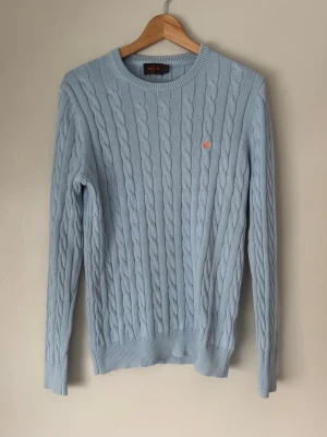 Ljusblå kabelstickad Morris tröja - Ljusblå Kabelstickad tröja från Morris | Storlek S | Mycket bra skick | Modellen är 185 | Ställ gärna frågor 🙌🏼