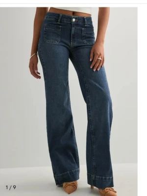 Blåa wide leg jeans från Nelly - Snygga blåa jeans från Nelly, med fickor där fram , väldigt fina, bild två & tre visar att de är lite slitna vid benens slut pga långa men inget som märks✨