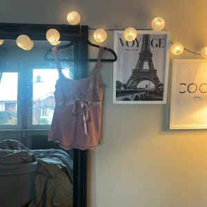 Rosa spets linne - Rosa fint spetsigt linne, linnet ser annorlunda ut på bilden som är på grund av min kamera och ljuset men jätte fin och diskuterar gärna pris använt 2 gngr ❤️