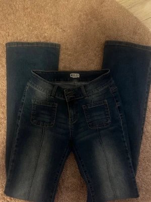 Lågmidjade jeans - Säljer dessa lågmidjade jeans från madlady som jag knappt använt. De är i tall.