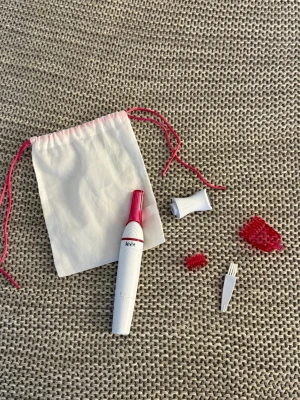 Ny Veet 5-in-1 Elektrisk Trimmer till Ansikte & Kropp - 5-i-1 elektrisk precisionstrimmer från Veet för skonsam och exakt hårborttagning! ✨ Innehåller 5 olika huvuden som är anpassade för varje uppgift! Trimmern kan appliceras på bikinilinjen, ögonbrynen, näsborrarna, ansiktet, underarmarna och resten av kroppen. Självklart helt ny! Ligger i originalpåse den kom i, lätt att hålla ordning på alla delar under resor. Obs! Originalkartong saknas.  Använder 1 x AA-batteri (ingår ej)
