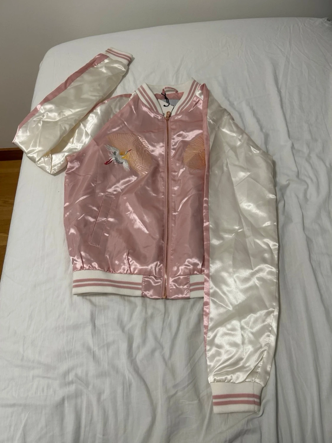 Rosa och vit bomberjacka med brodyr