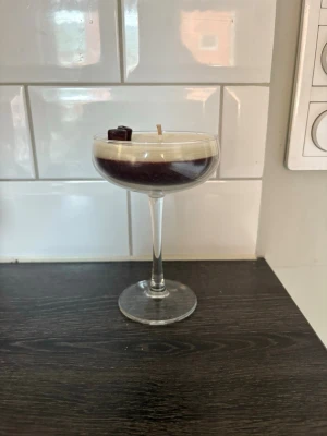 Espresso dream doftljus - Espresso Dream I Ett doftljus som både luktar och ser ut som en espresso martini. Brinntiden är över 16 timmar. Den enda defekten gäller bara estetiska skäl, därav påverkas inte produktens användning i sig. Finns att hämta upp på ProCivitas Privata Gymnasium Södermalm, Tullgårdsgatan 12, om man inte vill betala frakt! Original pris: 129 kronor