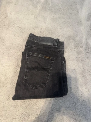 Lean Dean Nudie jeans - Säljer dessa snygga jeansen från nudie🔥 köpte för 1600 säljs för 399👊 storleken är 28/30 och sitter som slim fit!