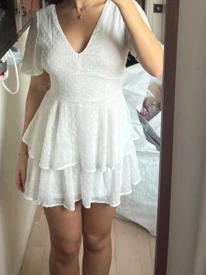 Vit kort volangklänning med v-ringning - Min utsprings klänning. Bara använt en gång från New Yorker 