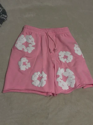 Denim tears shorts  - Ett par denim tear shorts som endast har används ett fåtal gånger, i storlek M men passar även L eller S om man vill ha en baggy fit. Shortsen är 100% bomull och tag medföljer.                                                                    Hör gärna av er vid eventuella frågor eller prisförslag                                                                                       Mvh Seller😊🤝