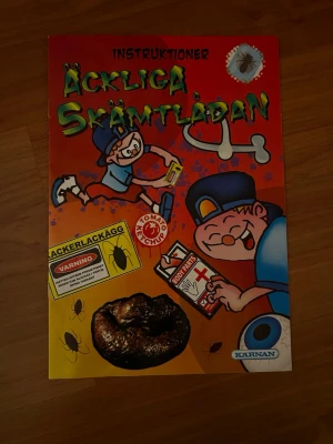 Äckliga Skämtlådan från Kärnan - Säljer Äckliga Skämtlådan från Kärnan, ett skämtset med instruktioner och tillbehör som fejkat bajs och plastkackerlackor i isbitar. Perfekt för dig som gillar bus och practical jokes. Färgglad förpackning med tecknade figurer och roliga detaljer.