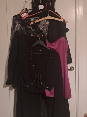 Klädpaket - Paket med massa kläder. S-M. Ett av de svarta thightsen har gått sönder lite vid benen, men kan användas ändå i layering. Ca 8 olika plagg 🩷