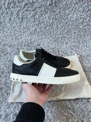 Valentino Flycrew - Säljer ett par sköna Valentino Flycrews! | Som nya i skicket! Alla nitar är kvar. Finns något väldigt litet tecken på användning! | Orginlasulorna är utbytt men de nya passar lika bra! | Storlek 40 passar 0,5-1 storlek större så omkring 40-41! | Har dustbag! | Ställ gärna frågor innan du köper!