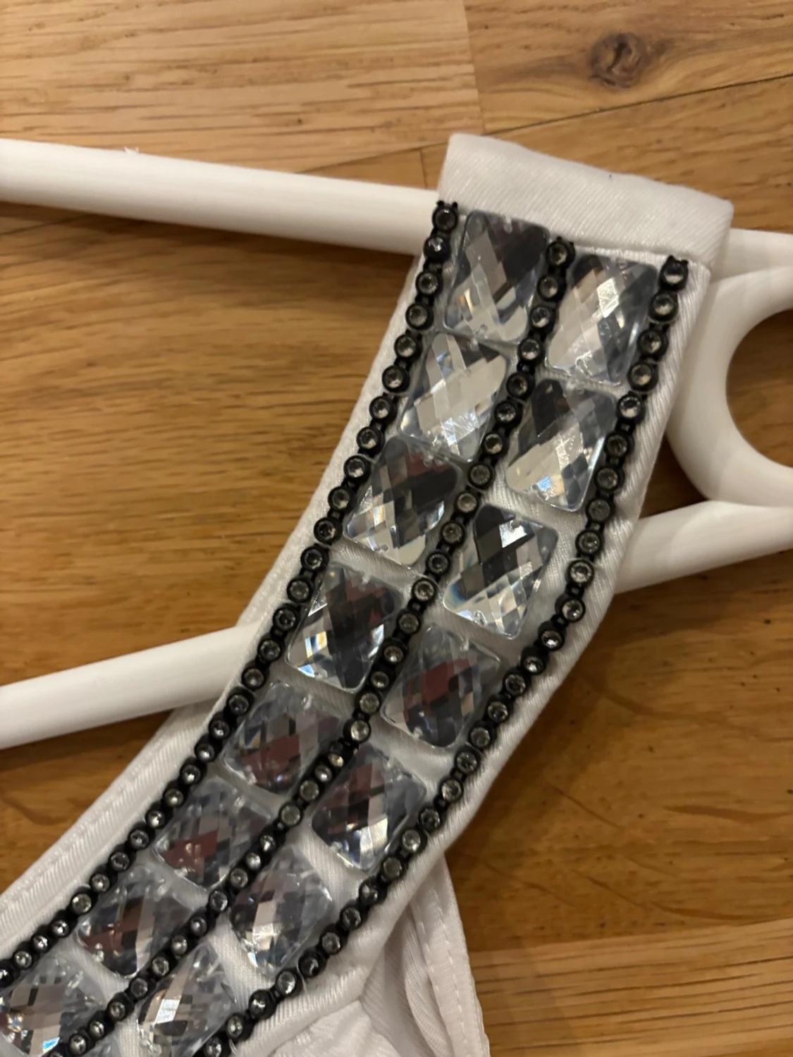 Vit oneshoulder klänning med paljetter. - 2