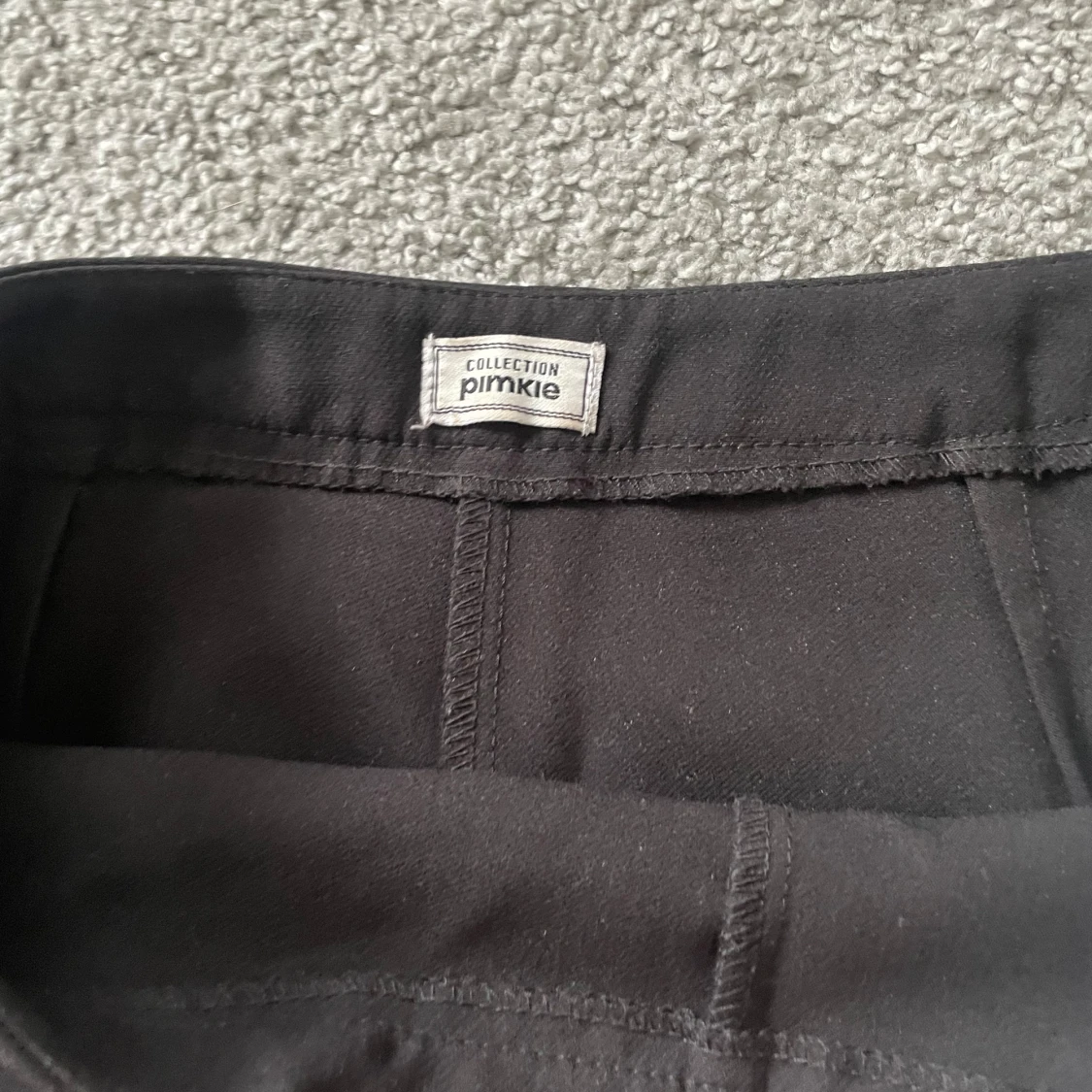 Svart minikjol med inbyggda shorts - 91