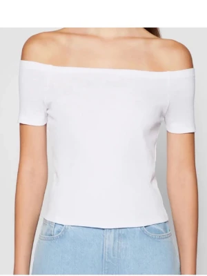 Vit offshoulder topp - Stilren vit offshoulder topp med korta ärmar och figurnära passform. Perfekt att matcha med jeans eller kjol för en trendig look. Tillverkad i mjukt material som känns skönt mot huden.