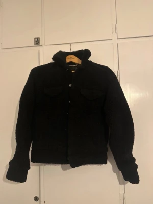 Svart teddy - Svart teddyjacka från mnml i storlek S.