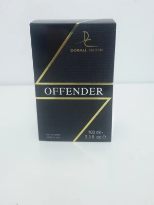 Dorall Collection Offender EdT 100ml - Offender från Dorall Collection är en eau de toilette för män i en stilren svart förpackning med guldiga detaljer. Flaskan rymmer 100 ml och har en modern, maskulin design. Perfekt för dig som vill ha en unik och kraftfull doft.