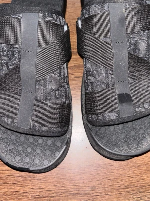 Svarta sandaler med breda remmar - tjo säljer svarta dior tofflor storlek 41 pris kan diskuteras skriv för mer bilder eller om du är intresserad 