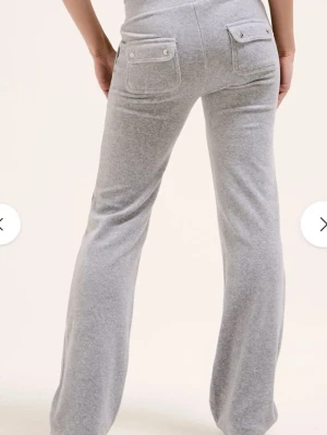 Juicycouture byxor - Juicycouture byxor i fint skick för att ha använts. Defekt på metallen vid snörena och att byxan kan upplevas som sträva (vet ej varför) passar s-xxs. Pris går att diskutera!😊