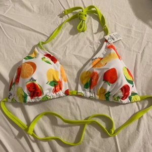 NY! Victoria’s Secret (Pink) Vit bikiniöverdel med fruktmotiv - Ny med prislapp! Triangelformad vit vadderad bikiniöverdel från Victoria's Secret PINK med fruktmönster. Storlek M-DD (Medium med större byst). Nypris: $35+