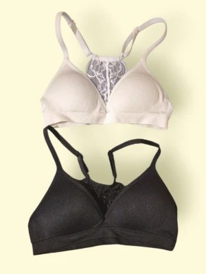 2-pack bh 65A svart och vit - Två lätt använda mjuka bhar utan bygel från Lindex, en i svart och en i vit. Båda har smala axelband och dekorativ spetsdetalj bak. Tillverkade i stretchigt material för skön passform. Perfekta för dig som gillar enkel och snygg design.