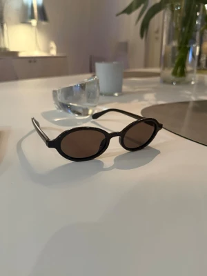 Solglasögon - Säljer dessa snygga solglasögon helt i ny skick. Aldrig använda, endast provade. Glasögonen kommer i orginal förpackning och låda. Ord pris 580kr.