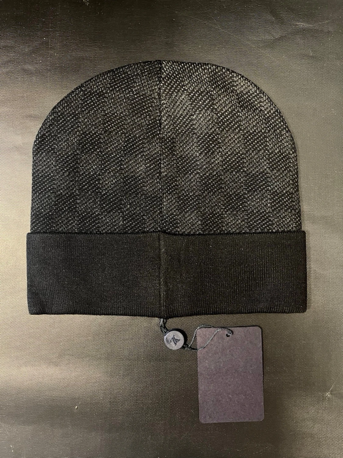 Svart mössa med logga - 1