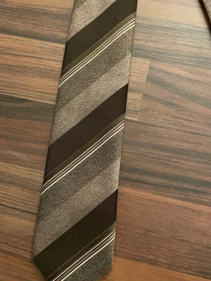 Vintage slips svensktillverkad - Vintage svensktillverkad slips i bra skick. Frakt på 22kr (frimärke) eller postnord skicka hem 61kr tillkommer. Betalning sker via swish