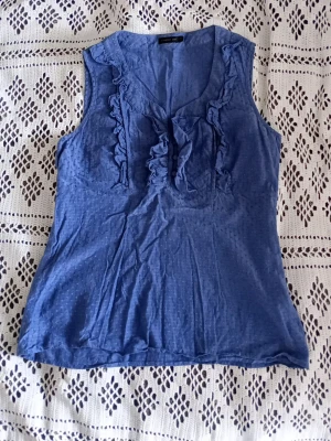 Prickig topp - Supersöt vintage blustopp. Den är i ett fint material som gör att den får en diskret prickig effekt. Dragkjedja i sidan🩷