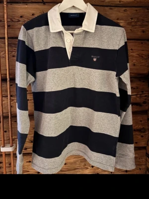Gant rugby tröja - Väldigt snygg tröja som är knappt använd och väldigt fint skick!