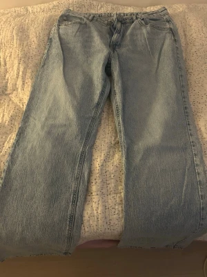 Ljusblå raka jeans med hög midja från Gina tricot - Säljer ett par ljusblå jeans med rak passform och hög midja. Klassisk femficksmodell och bälteshällor. Jeansen är i ett mjukt denimtyg och har en avslappnad look som passar perfekt till en casual stil. Har använt dem en gång. Ordinarie pris 499,95kr🌸💕 diskuterar gärna pris.🫶🏼