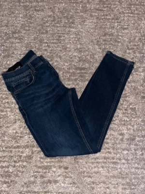 Dondup George jeans - Hej jag säljer ett par Dondup George i nyaste modellen. Jeansen i riktigt snygg marinblå färg perfekt för dig som vill ha ett par kvalitetsjeans med grym passform. Nypris ≈4000kr, mitt pris 799kr.  Skick: 9/10 Storlek: W34 Midja: 42cm Lår: 24cm Ytterlängd: 105cm Innerlängd: 80cm  Skriv gärna om du vill ha fler bilder eller har frågor!
