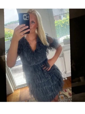 Mörkgrå volangklänning By Malina - Grå by malina klänning i storlek 36. Har använt den vid 1(!) tillfälle så i princip oanvänd!!! Köpt för 2700kr. 