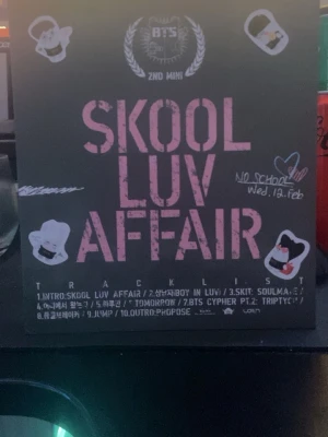 BTS Skool Luv Affair album - Säljer BTS album 'Skool Luv Affair', 2nd mini album. Omslaget är svart med rosa text och dekorerat med små klistermärken. Tracklist och BTS-logga syns tydligt på framsidan och baksidan. Perfekt för dig som samlar på K-pop eller älskar BTS. Original pris 390