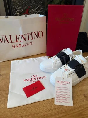 Valentino Garavani vita sneakers - Använda 1 gång. Det svarta på skosnörena har blivit lite slitet med det är absolut ingenting man märker. Med det är en av anledningarna varför jag säljer dem lite billigare 