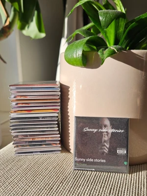 Kylskåpsmagnet med rolig Solsidan tema - A perfect gift for someone who likes Solsidan, Ove or just wants to make their fridge cool again. Available in size 50x50mm. All magnets are designed and handmade by me.  Materials used are a mix of new and second hand. Shopify: magnet-man-2.myshopify.com Insta: magnet.man_  /Magnet man