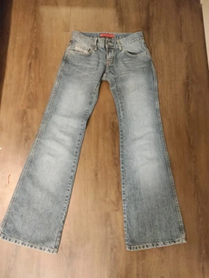 Redstar jeans 29/34 - Säljer dessa fina Redstar jeans som tyvärr är för små för mig. Storlek 29/34 men små i storleken. Ca 76cm i midjan Ca 83cm i innerbenen.